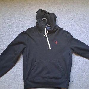 Ralph Lauren hoodie - Säljer min Ralph lauren hoodie, har knappt använts,bra skick, Ny pris:1800-2000
