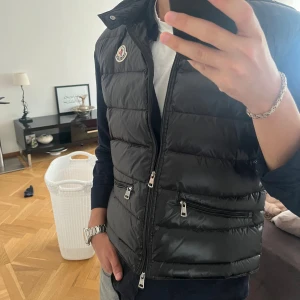 Moncler väst - Storlek 1/S i bra skick, har kvar kvitton och kan tänka mig och gå ner i priset vid snabb affär 