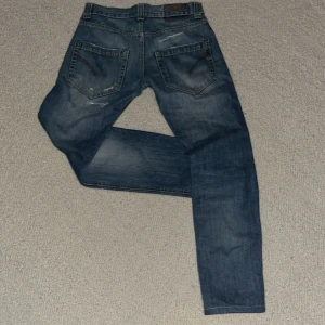 Dondup jeans - Ett par otroligt feta dondup jeans! För bra pris, otroligt bra skick 10/10, nypris 2199kr