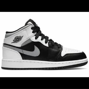 Jordan 1 mid i färgen ”white shadow” - Superfina jordans. Jag tvättar dom noggrannare innan de skickas💕💕