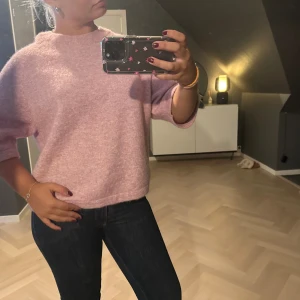 & other stories trekvarts stickad tröja - Säker min stickade trekvarts tröja då jag ej använder den mer!!!🩷🩷🩷