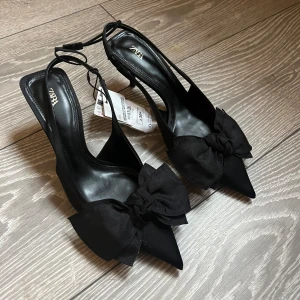 Klackskor  - Finaste klackarna från zara.  Köpte för ett tag sen men aldrig använt, köpte för 399 Storlek 36 men ganska stora i storleken. Slutsålda på zara