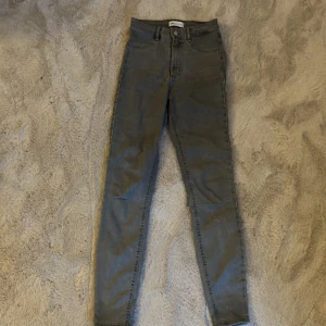 Jeans Zara strl 34 - Fina tajta jeans med hög midja. Som nya.