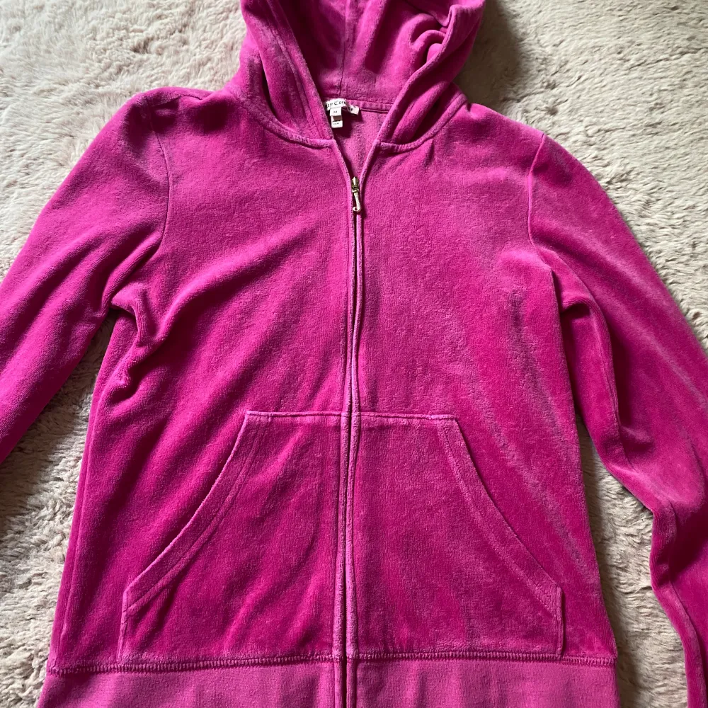 Rosa juicy couture tröja med tryck på ryggen! Trycket är lite urtvättad, men annars är det bra skick! Köpare står för frakt! Tvättar innan jag skickar!. Tröjor & Koftor.