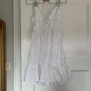 Vit halterneckklänning  - Så fin klänning köpt till studenten men ej använd. Prislappen kvar, ganska puffig klänning