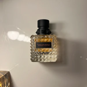 Valentino parfym - Valentino parfym ”born in roma DONNA”🩷endast testad få gånger, säljer pga fick dubbletter (orginalpris 1200kr)
