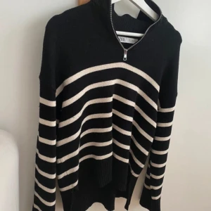 Stickad randig tröja  - En stickad randig tröja från Zara 