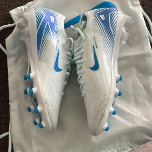 Nike mercurial fotbollskor - Nike mercurial vapor 16  Använda i 10 min men de var för små så jag säljer dem.  De är i st 40 och har ett nypris på 3399 Orginalbox och skopåse ingår  Pris kan diskuteras vid snabb affär 