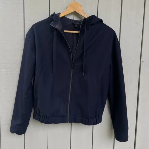 Blå yllejacka från cos.  - Mörkblå fin jacka i ull från cos. Storlek xs. Resor nertill. Köpt secondhand men i fint skick!