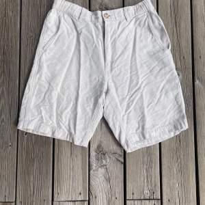 Shorts i linneblandning 