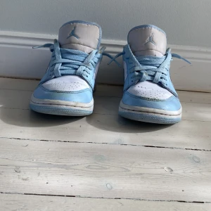  Nike Jordan skor - JORDAN 1 "ALUMINUM" LOW  Storlek 36,5  Färg vit/ljusblå