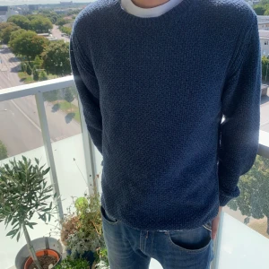 Massimo dutti stickad - Extremt fin och stilren stickad Massimo dutti tjocktröja nu inför hösten/vintern. Den är storlek M och Mörkblå. Modellen är 183 lång. Priset är ej hugget i 🪨. Skicka görna frågor.