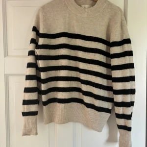 Randig tröja - Jättefin randig lite varmare tröja, är lite nopprig men det går självklart att fixa