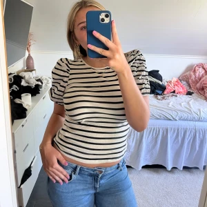 Randig t-shirt - Sitter sååååå skön och är super snygg och classy 