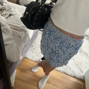 Blå kjol - Hej säljer en kjol från BikBok i storlek small. Lite använd med i bra skick. Obs köp inte direkt har andra intresserade utanför Plick. Skriv om ni har några funderingar😊