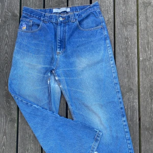 Polar Big Boy jeans - Polar Big Boy jeans i 32/30. Blå 93 Denim. Väl använd och lagat i grenen. Baggy jeans. 