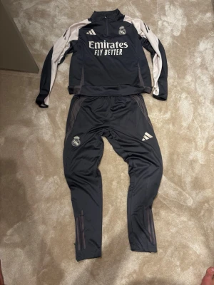 Real madrid tracksuit  - Riktig snygg och nästan aldrig använd, passar Stl L 