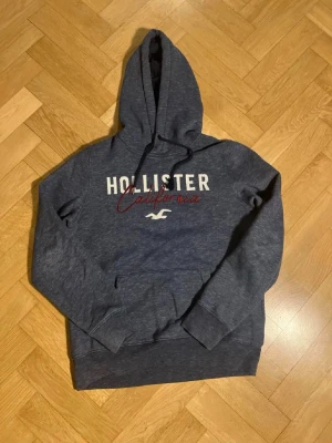 Hollister hoodie - Säljer nu denna mörkblåa hoodie från Hollister i fint skick då den ej kommer till användning längre! Kan sänka priset vid snabb affär. Skriv vid fler frågor!🌟