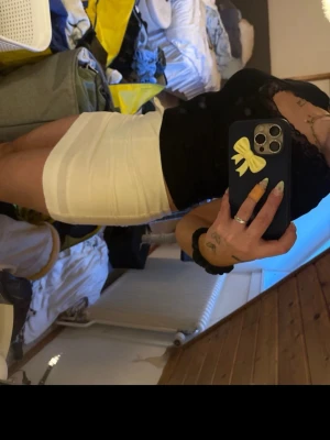 Vit kortkjol i linne - Säljer en stilren vit kortkjol i linne med shorts under, använd en gång så i nyskick 