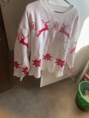Vit och röd jultröja med renar på! - Vit stickad tröja med röda motiv av renar och snöflingor. 