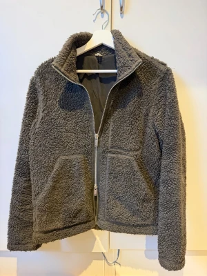 Arket fleece jacka - En riktigt snygg och skön fleece tröja ifrån arket. | Bra skick, inga konstigheter! | Hör av er vid frågor!🌟