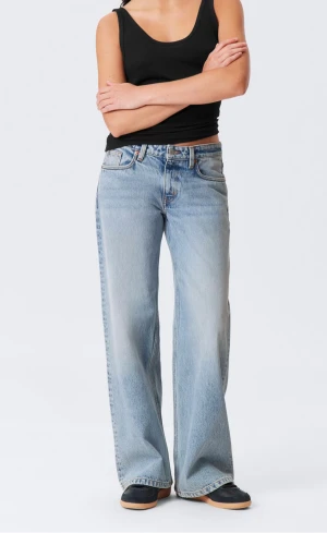 Imoo low waist loose wide leg jeans Weekday - Ljusblå jeans från Weekday. Säljer då jag tycker att de är lite för korta på mig som är runt 178, vilket har gjort att de inte kommit till användning så mycket som jag hoppades. 🩷Jeansen har ganska vida ben, låg midja och endast använda ett fåtal gånger. Bara att skriva för fler bilder