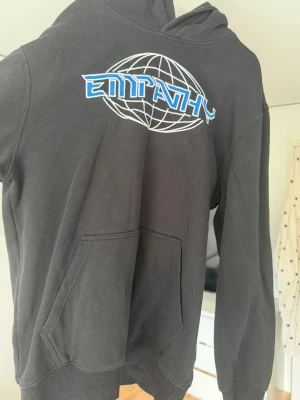 Svart hoodie från Weekday XS - Säljer en svart hoodie från Weekday i storlek XS. Skick 9/10 .  tvättas innan  den fraktas.