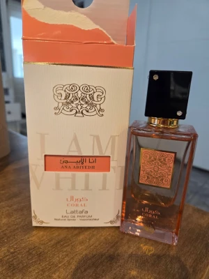 Lattafa Coral  - Ana Abiyedh Coral. Fräsch vattenmelon! Kartongen är sönder. Sparsamt använd.