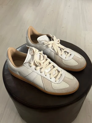 Adidas BW Army - Aridas BW Army i nyskick, strl 43. Använda 2-3 gånger. Inköpspris 1950.