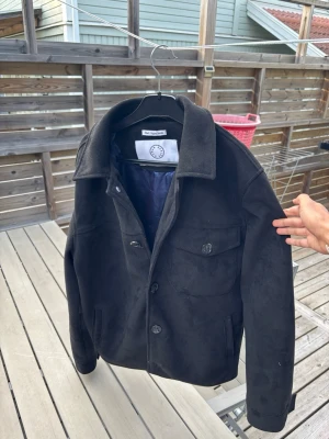 Human Scales Jacka - Human Scales jacka i fint skick, vegan suede känns likadant som vanlig mocka. Sitter exakt likadant som jackorna med dragkedja från samma märke. Ända dåliga jag kan komma på är att en knapp sitter löst men det är en enkel fix, annars som ny. Är villig att sänka pris vid snabb affär vill sälja så fort som möjligt 👌 Hör av er vid frågor eller funderingar 