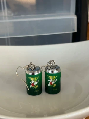 Örhängen 7up burkar  - Örhängen med silverpläterade nickelfria örkrokar ❤️