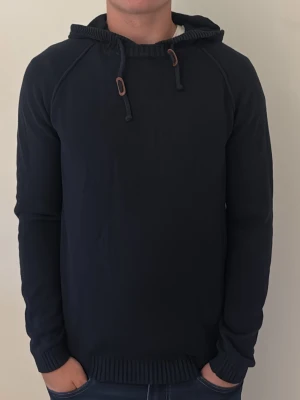 Stickad Hoodie - - Condition: 8/10 - Color: Navy Blue - Size: M