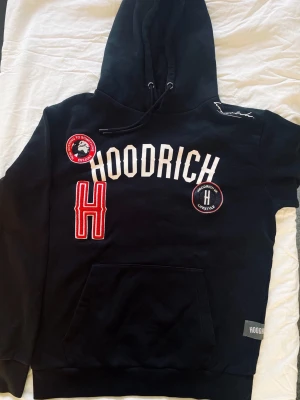 Svart hoodie från Hoodrich - Svart hoodie från hoodrich riktigt bra skick använd 4-5 gånger hör av er vid frågor eller funderingar 