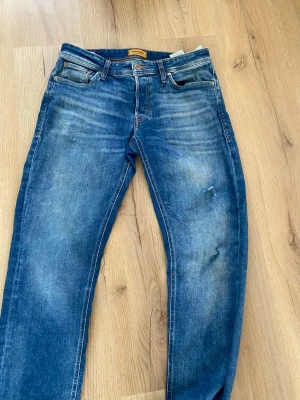 Jeans - Jack Jones jeans tapered Mike, skön wash och små slitningar. Storlek 31/32 hör av dig vid intresse