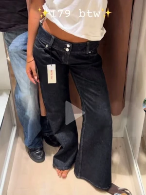 Gina jeans  - Slutsålda jeans från Gina Tricot, de var tyvärr förstora för mig, vida och mid/låg midjade, storlek 36. (Första bilden lånad från TikTok)