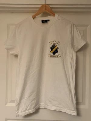 AIK tröja - Tröja köpt från AIK shopen, den är aldrig använd eftersom den var för liten för mig. Den är köpt för 350kr och jag säljer den för 275! Storlek M!