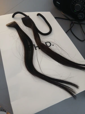 Bhbd extenstions  - I fint skick behövs sättats in och ny tejp 36 cm tror jag kan mäta annars . Mörkbrunt med 28 slingor. 7000 nytt