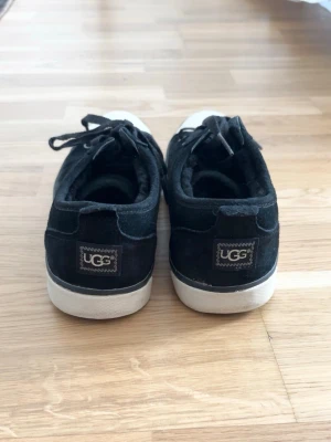 UGG sneakers - Fodrade sneakers från UGG som är perfekta i kallare väder! Storlek 39 men passar som en 38 också