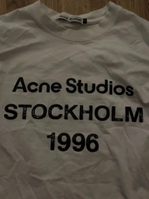 Vit långärmad t-shirt Acne Studios - Vit långärmad t-shirt från Acne studios. 100% bomull använd några fåtal gånger. Köpt på vinted för 2700 efter den va använd fåtal gånger där med 