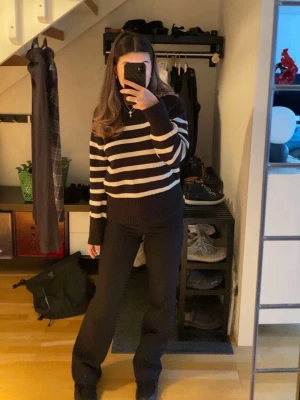 Svartvit randig stickad tröja - Säljer en superfin svart vit stickad tröja från Gina tricot☺️☺️