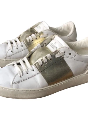 Valentino Garavani Skor - Valentino Garavani Skor i stl 37,5. Cond 7,5. Mycket fina och sköna skor, perfekta till sommaren! Fås med OG dammpåse och extra skosnören! Nypris 3199, vårat pris 1499. Hör av dig vid minsta lilla fundering. 