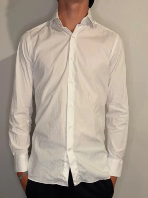 Sonrisa skjorta  - Säljer nu en vit sonrisa skjorta. Killen på bilden brukar ha storlek s på sig så den är liten i storlek. Hör av dig vid frågor.