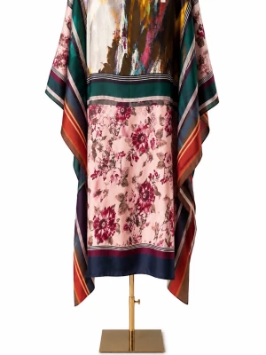 Ny 100% silk kaftanklänning från Zara - Unik kaftanklänning från Zara i silk material material med färgstarka abstrakta och blommiga mönster. Klänningen har löst sittande passform, kort längd och vida ärmar. Färgkombinationer i grönt, lila, brunt, rosa och inslag av rött och beige. Med prislapp 