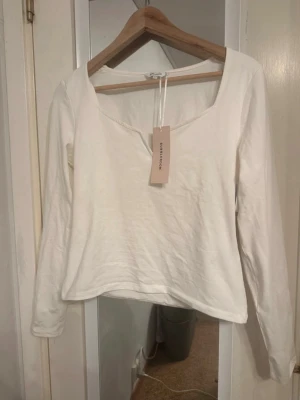 Vit långärmad topp från Bubbleroom - Snygg vit långärmad topp från Bubbleroom. Enkel och stilren design som passar perfekt till jeans eller kjol.