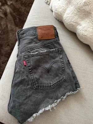 Levis 501 shorts  - Säljes för de är för stora på mig, strl 27, passar xs-s. Jättesnygga!