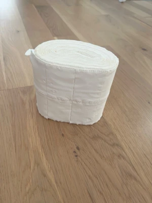 Lint free vipes för naglar  - En klassisk vit toalettpappersrulle med perforerade ark och mjukt papper. Perfekt för badrummet eller att ha som reserv. Rullen är kompakt och enkel att använda, tillverkad av papper och har en neutral design som passar alla stilar.