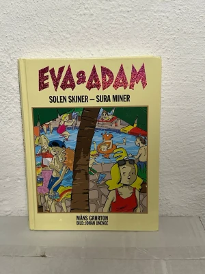 Eva & Adam: Solen skiner – Sura miner - Rolig och färgstark bok om Eva och Adam, skriven av Måns Gahrton med illustrationer av Johan Unenge. Omslaget är gult med tecknade figurer vid en pool och palmer. Perfekt för dig som gillar ungdomsromaner med humor och vardagsdrama.