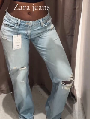 Zara jeans  - Säljer mina Zara jeans som jag nyss köpte då dom tyvärr inte passade. Dom är som nya och har prislapp kvar. Dom är lite långa på mig som är 167 cm lång. 💕dom är i stl 40
