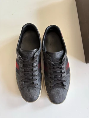 Gucci ace skor - Snygga svarta skor från Gucci. Använda ett par gånger, skorna är i bra skick, riktigt sköna att ha på sig. Skriv gärna vid funderingar.