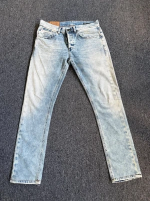 Dondup Jeans - Dondup jeans i stl 31. Cond 9/10. Nypris 2699, vårat pris 1099. Sjukt stilrena o schyssta jeans i en riktigt cool o sällsyn färg-design. Pris kan förhandlas vid snabb affär. Hör av dig vid minsta lilla fundering!👌🏻